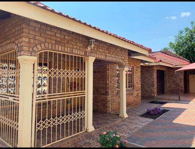 3 BEDROOM HOUSE FOR SALE IN AKASIA
